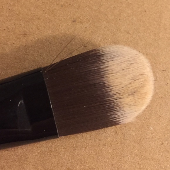 BRAND NEW Benefit Foundation Brush - Picture 3 of 3